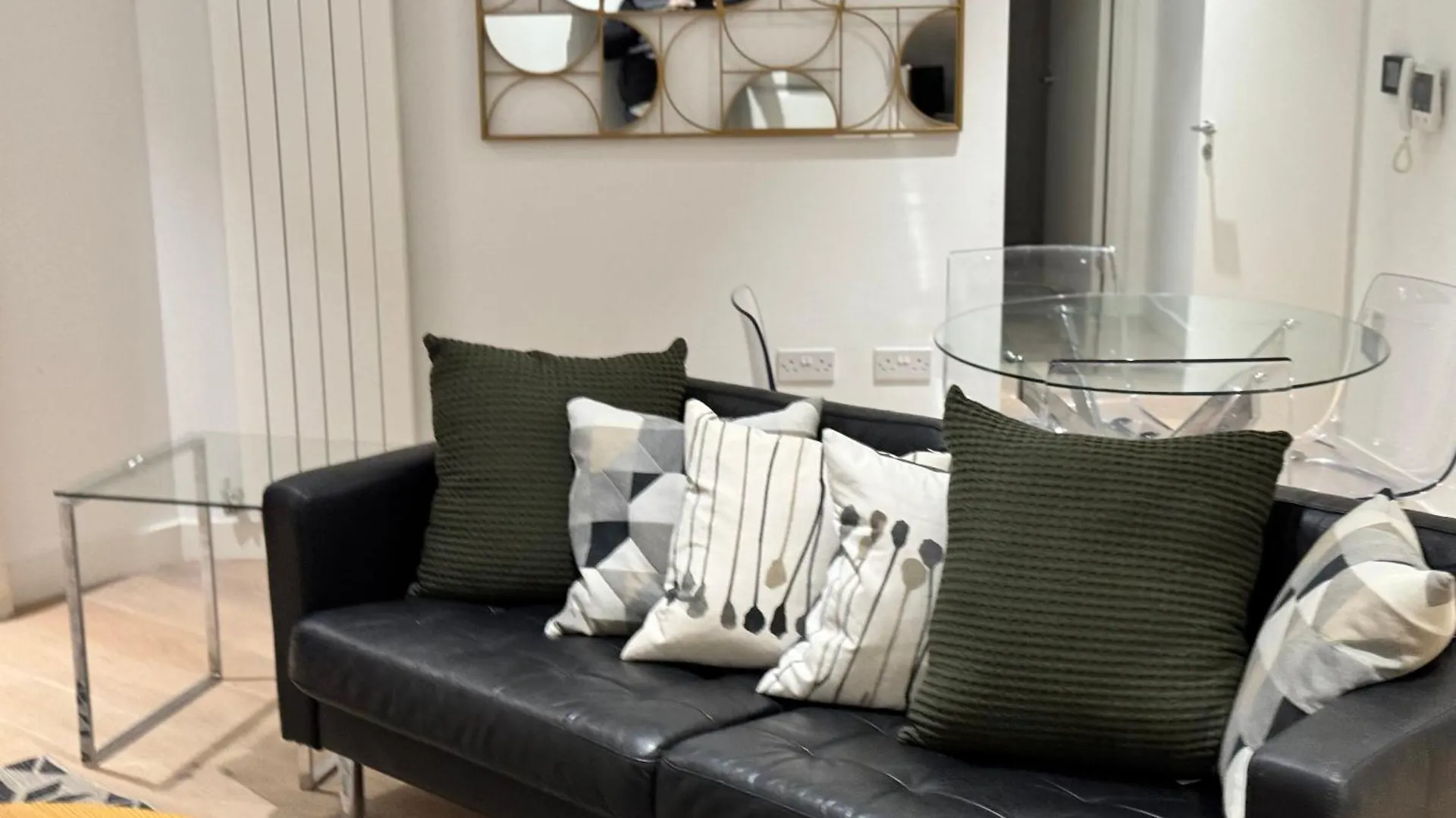 Docklands Stunning 2 Bed Apartment London